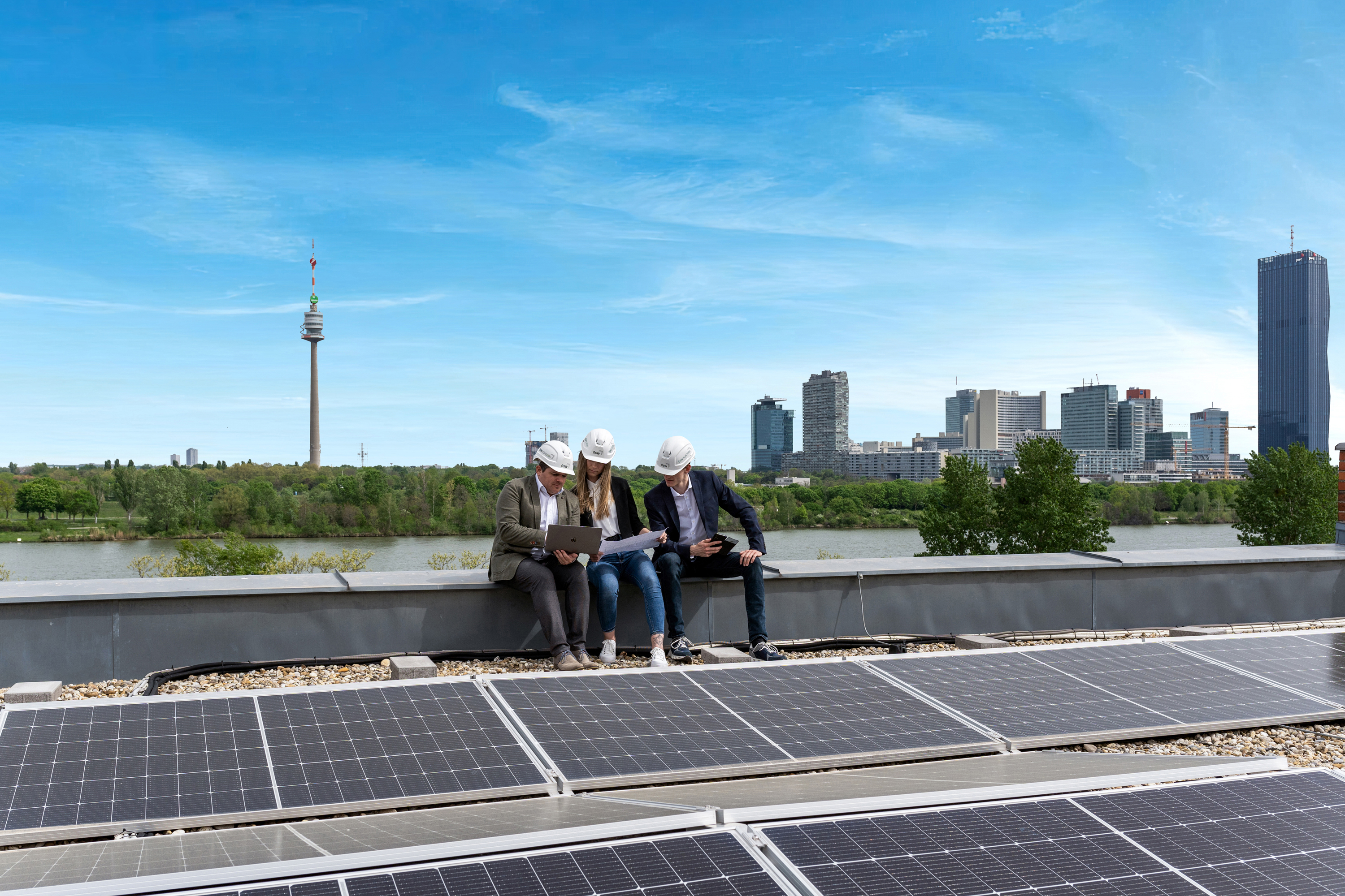 PV Anlage Handelskai @ Property Photos Drei ÖSW Mitarbeiter begutachten konzentriert die Photovoltaik-Anlage am Dach der Zweigstellle am Handelskai