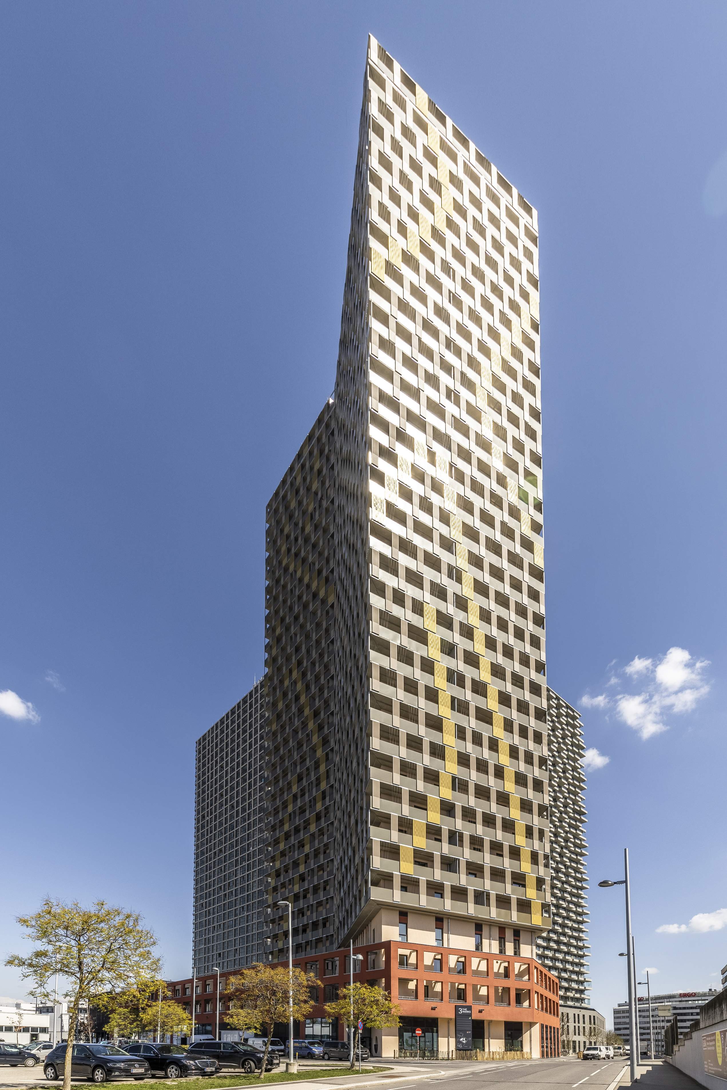 Q-Tower Wohnturm @ studiohuger Großaufnahme des 114m Meter hohen Goldenen Turms, des Q-Towers in der Leopold-Böhm-Straße, 1030 Wien