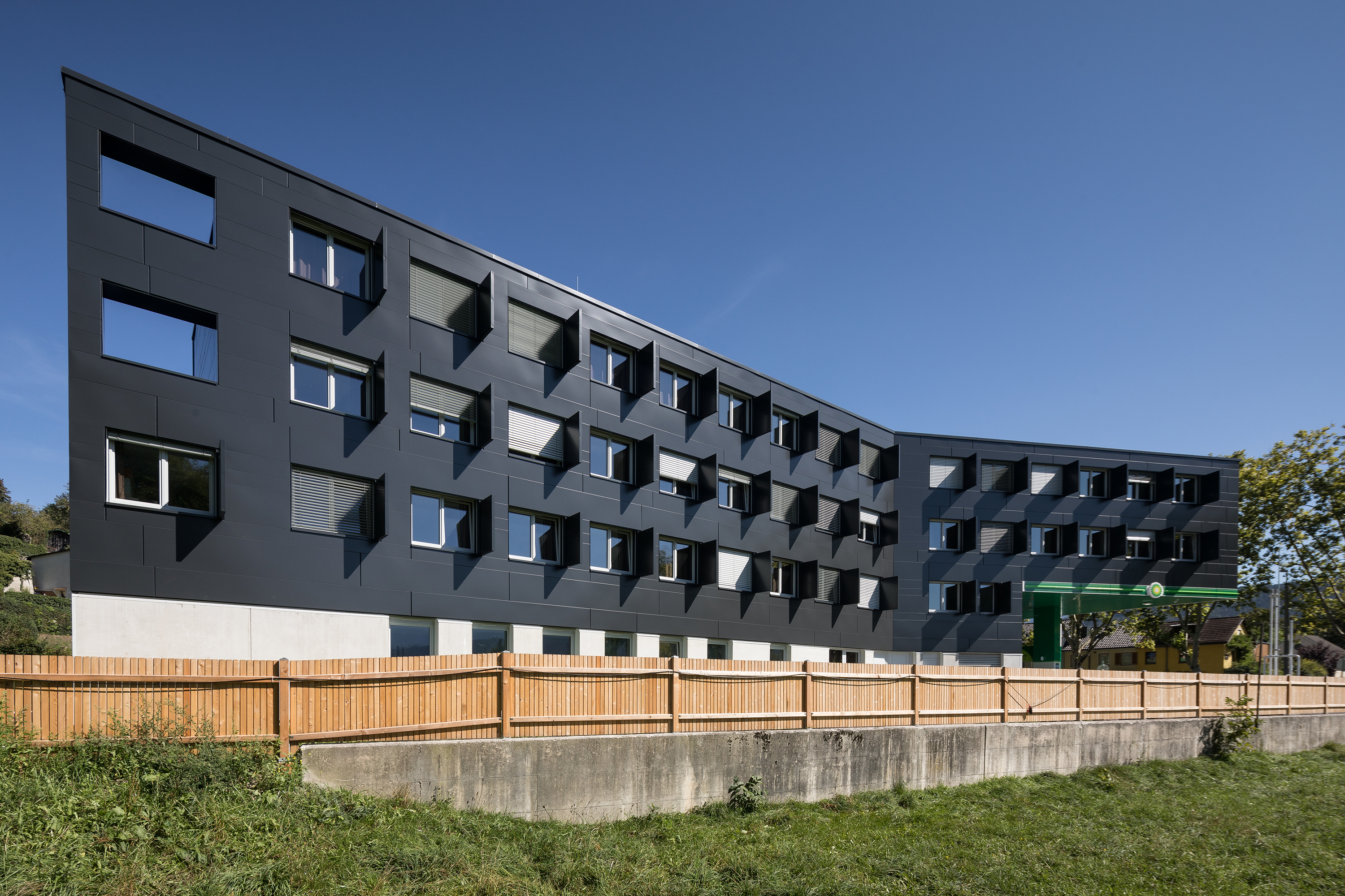 Raimund-Pradler Studentenheim @ Salzburg Wohnbau - Architekturfotografie Christof Reich Komplette Außenansicht bei Tag des Raimund Pradler Studentenheim in der Kranebitter-Allee, Innsbruck