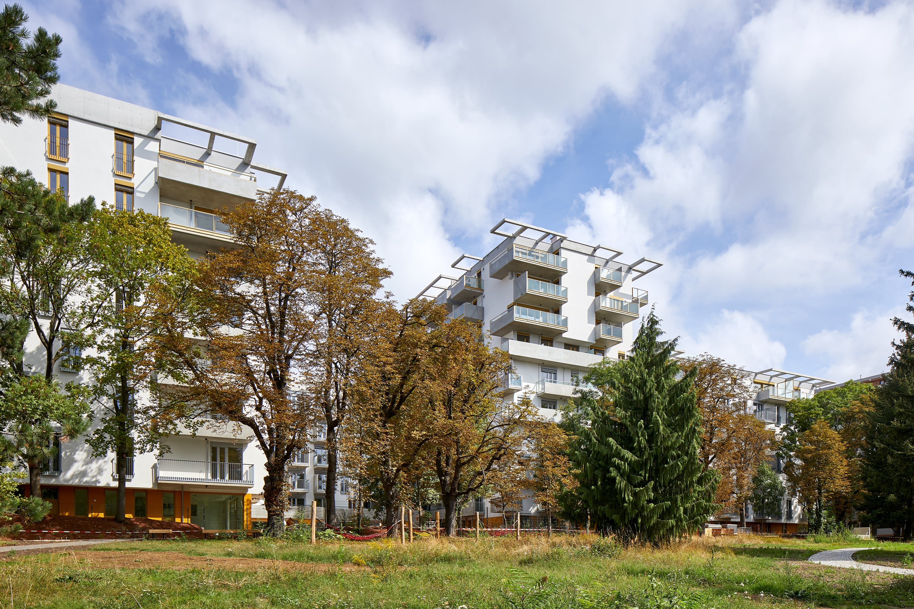 THEOS, Wien @ Manfred Seidl, Wien Außenansicht bei strahlendem Sonnenschein auf die Balkonfront von THEOs in 1140 Wien